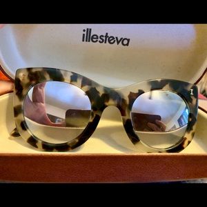 Illesteva Tortoise Shell Sunnies - Mirrored Lens